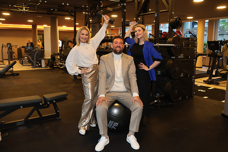 Eva Gr&uuml;nbauer (li.), Sarah Thoning (re.) mit Maisha's Gesch&auml;ftsf&uuml;hrer Florian V&ouml;lkl am Opening Abend im Maisha&rsquo;s Human Arts (&copy;Foto:Martin Schmitz)